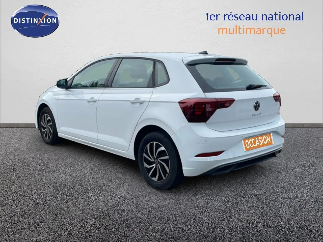 Vue 3/4 arrière droite d'une Volkswagen Polo blanche pure avec jantes bi-ton et feux arrière LED, sur fond neutre.
