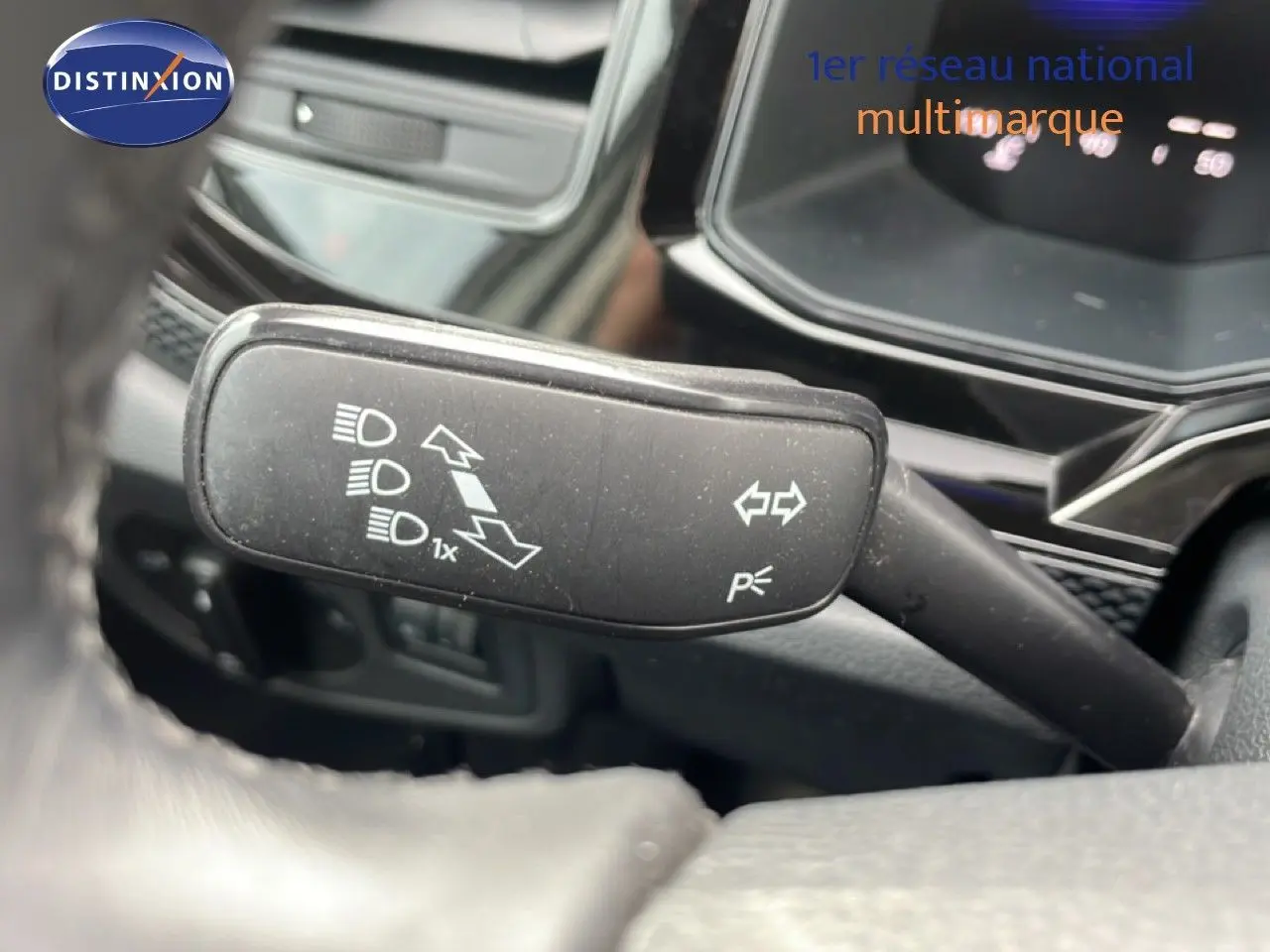 Gros plan sur la manette de clignotant côté gauche dans l’habitacle d’une Volkswagen Polo blanche 2022.