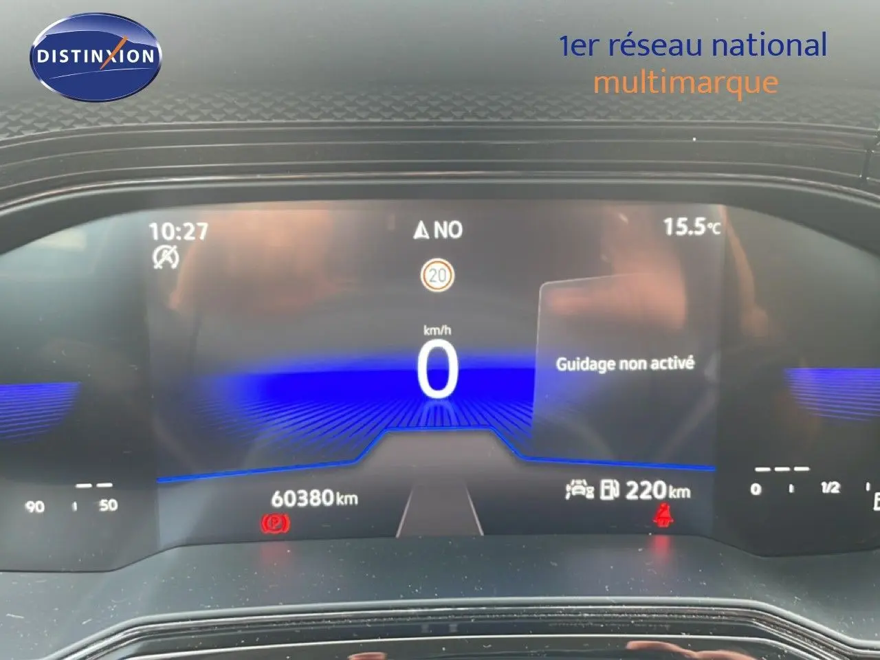 Tableau de bord numérique de Volkswagen Polo blanc pur 2022, affichage vitesse à 0 km/h, vue intérieure frontale.