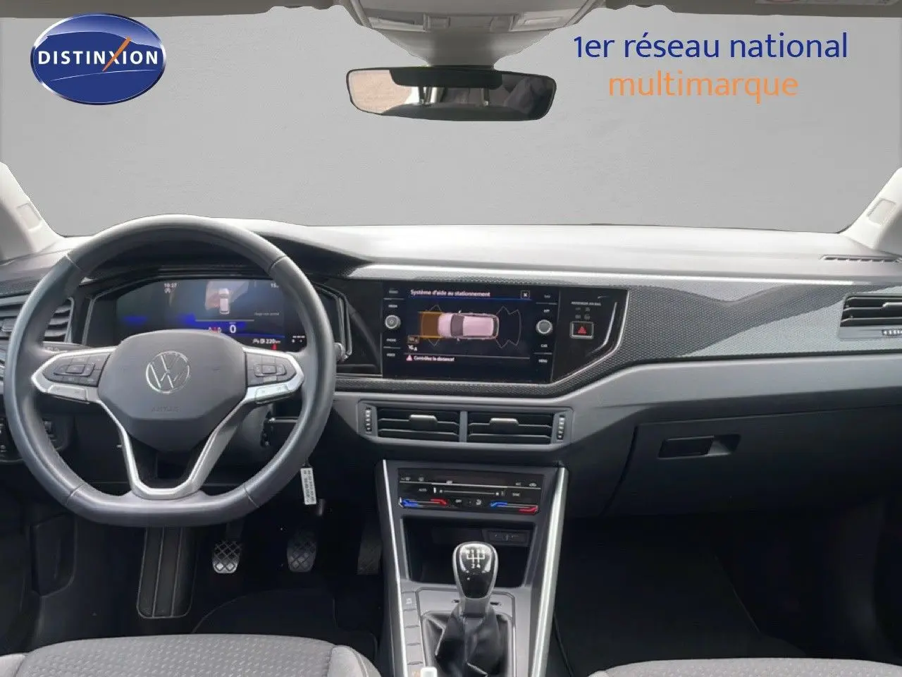 Vue intérieure frontale du tableau de bord noir de la Volkswagen Polo 1.0 TSI 95ch Life Business avec boîte manuelle.
