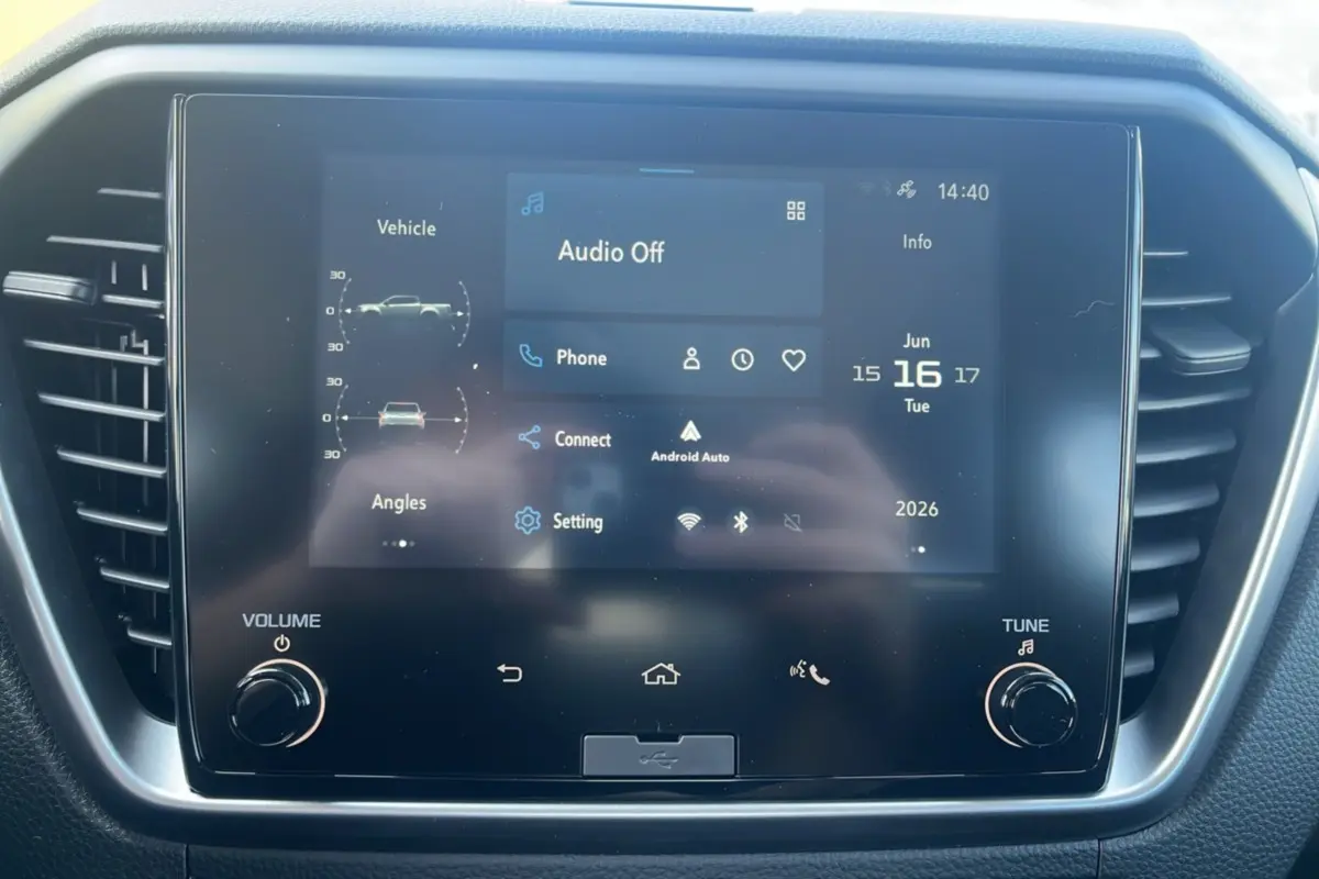 Écran tactile central du tableau de bord de l'Isuzu D-MAX 2026 avec interface Android Auto et commandes audio.
