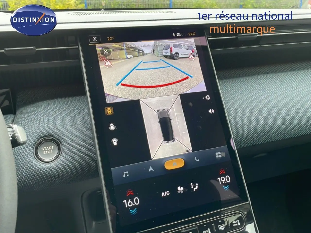 Écran central tactile du Citroën C5 Aircross noir, affichant la caméra de recul et la vue à 360 degrés intérieure.