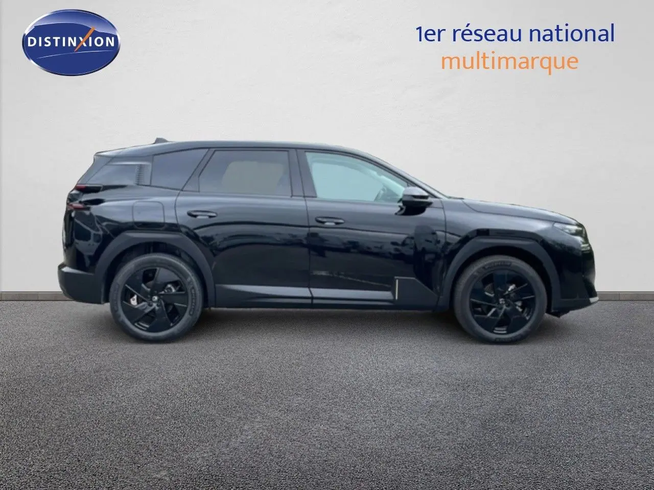 Profil droit d'un Citroën C5 Aircross 1.2 Hybrid 145ch noir Perla Nera métallisé avec jantes noires et vitres teintées.
