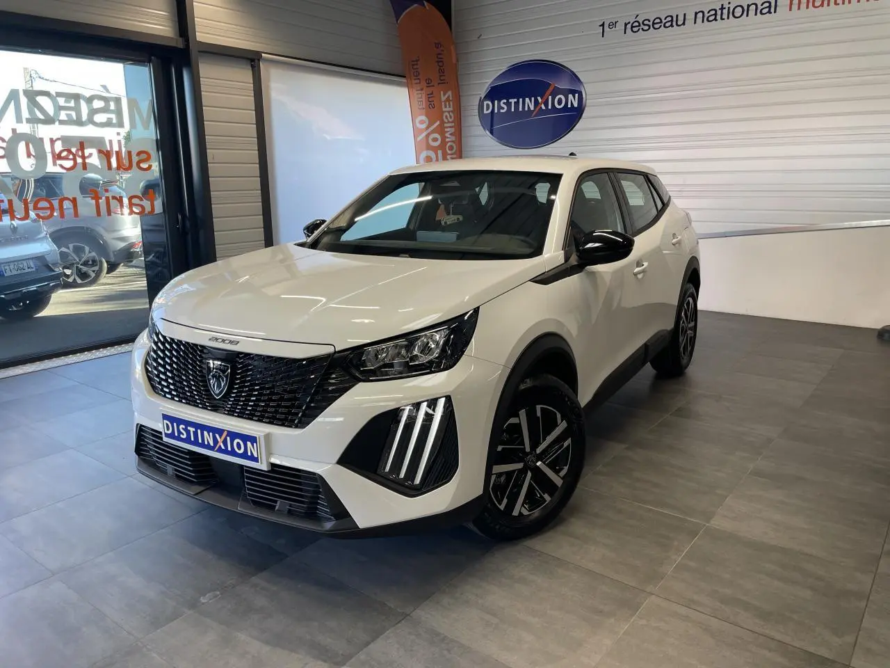 Peugeot 2008 blanc en 3/4 avant droit, avec calandre noire et feux LED à griffes distinctifs.