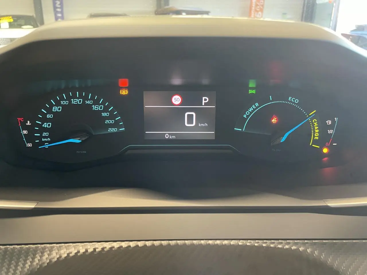 Vue rapprochée du combiné d'instruments numérique de la Peugeot 2008 hybride, affichage en veille.