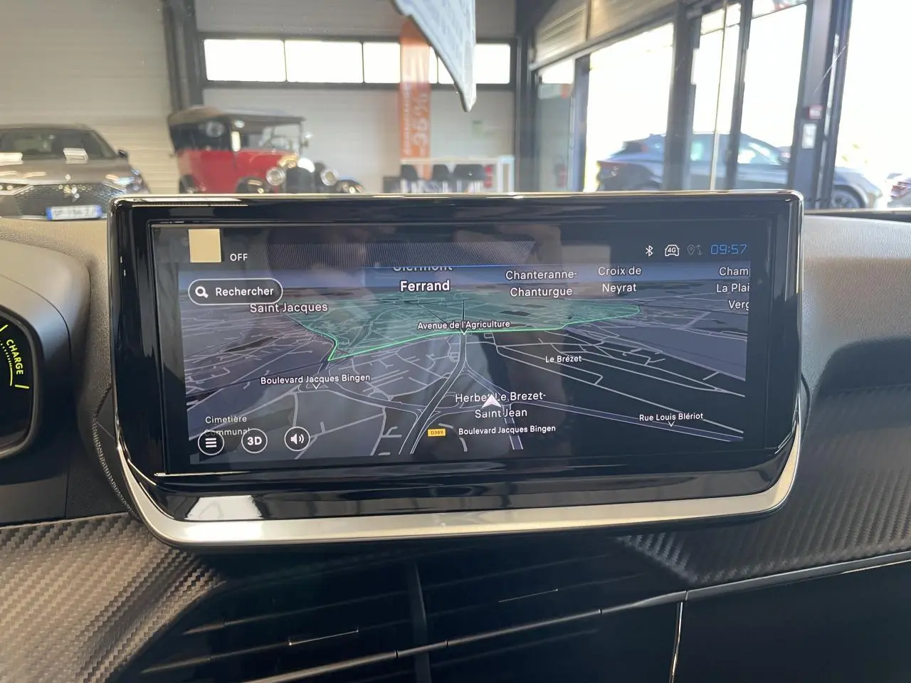 Écran tactile 10 pouces avec navigation 3D dans l’habitacle d’une Peugeot 2008 hybride blanche, vue intérieure frontale.