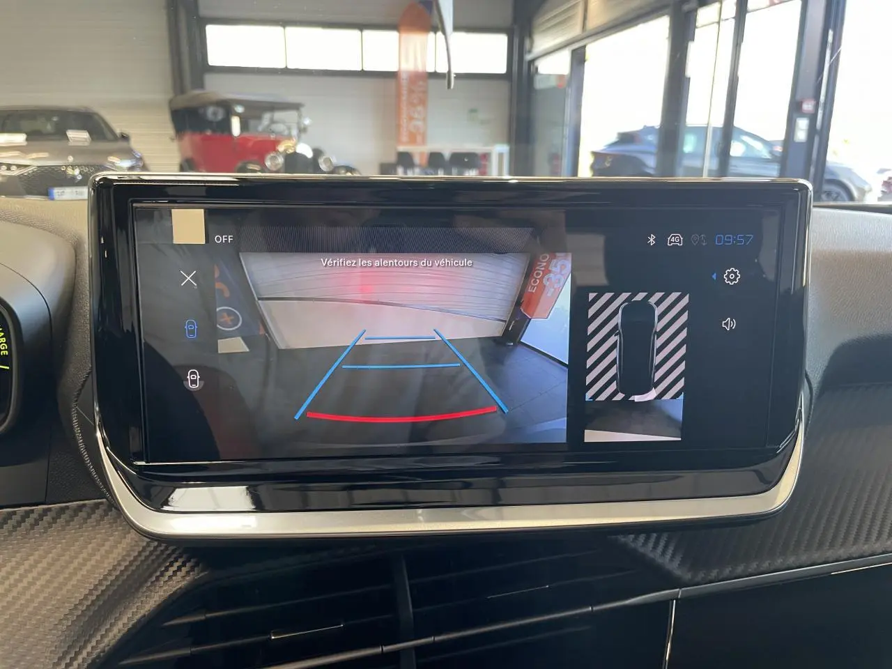 Écran tactile intérieur du Peugeot 2008 blanc montrant la caméra de recul avec guidage de stationnement.