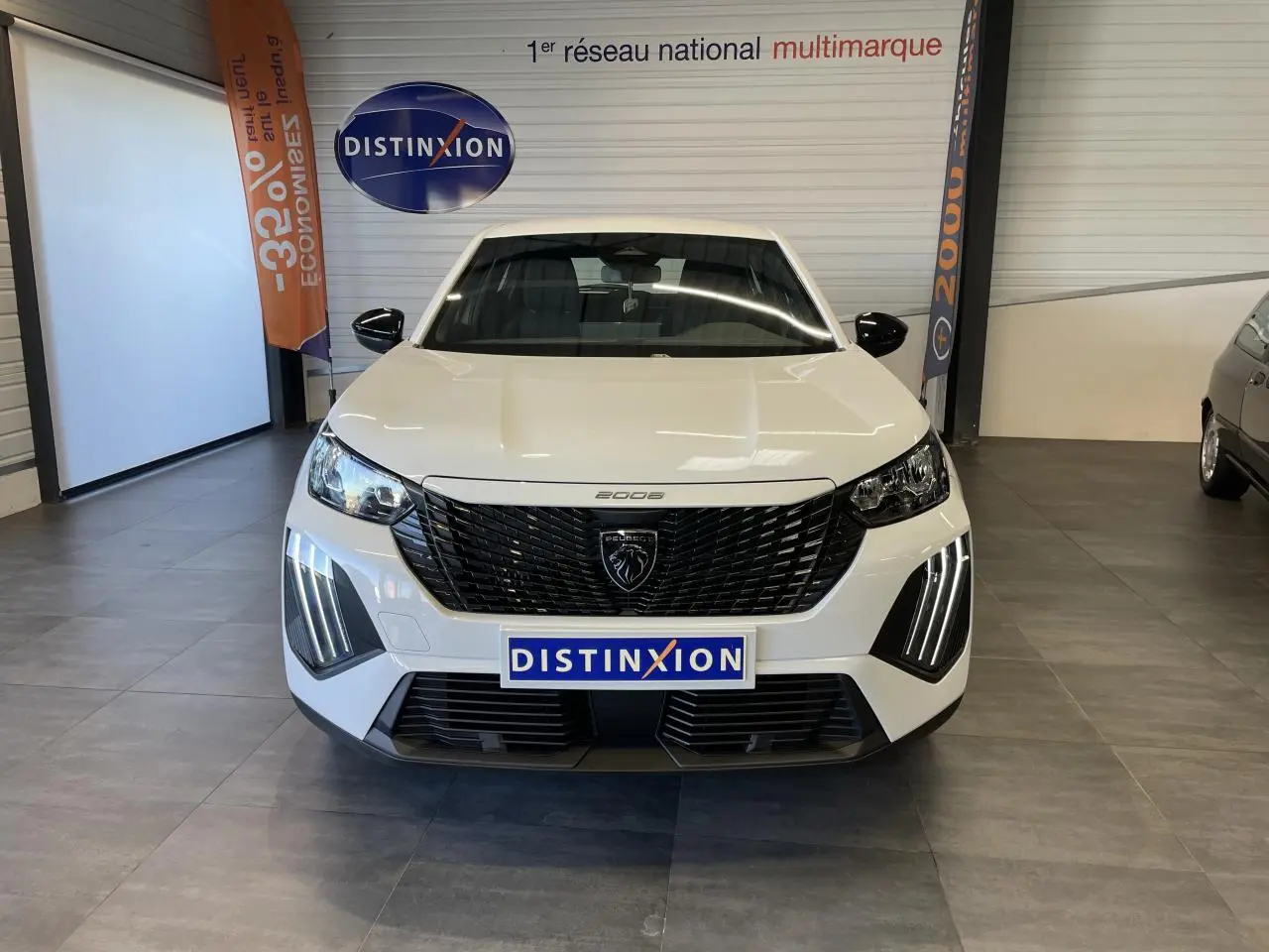 Vue avant d'un Peugeot 2008 blanc 2026 avec calandre noire et feux LED en griffes distinctifs.