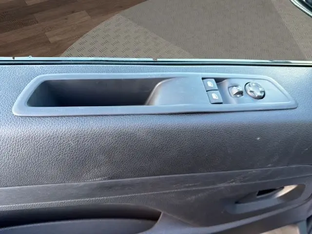 Détail de la porte côté conducteur du Peugeot Expert Fourgon noir 2025, avec commandes électriques des vitres et rétroviseurs.