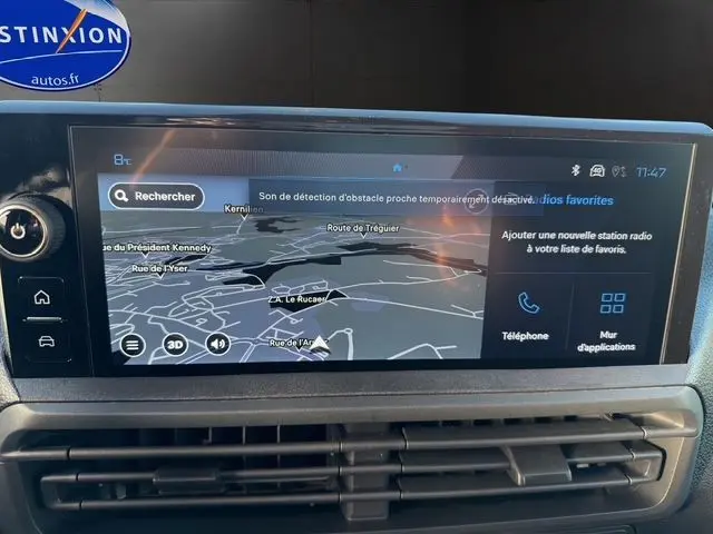 Écran tactile du système de navigation du Peugeot Expert Fourgon noir, affichant une carte en mode 3D.