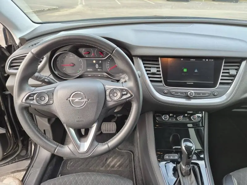 Vue intérieure du tableau de bord et volant cuir noir de l’Opel Grandland X 2020 avec écran tactile et boîte automatique.