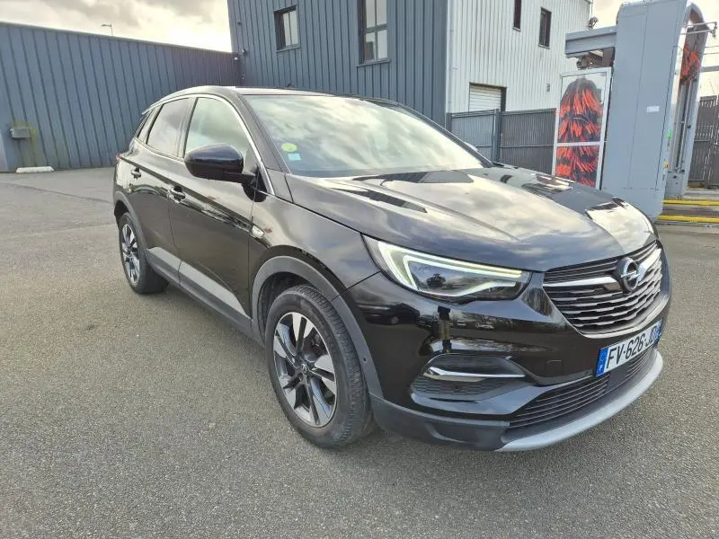 Opel Grandland X noir diamant en 3/4 avant droit, avec phares LED et jantes alliage visibles.