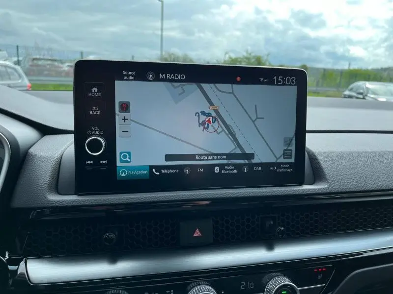Écran tactile central du tableau de bord du Honda CR-V blanc, affichant la navigation GPS en extérieur.