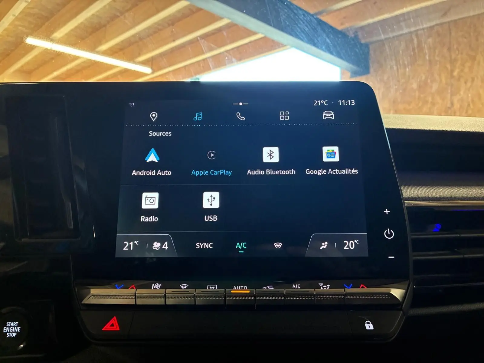 Écran tactile central du Renault Austral 2024 montrant les options multimédia et climatisation, intérieur gris noir.
