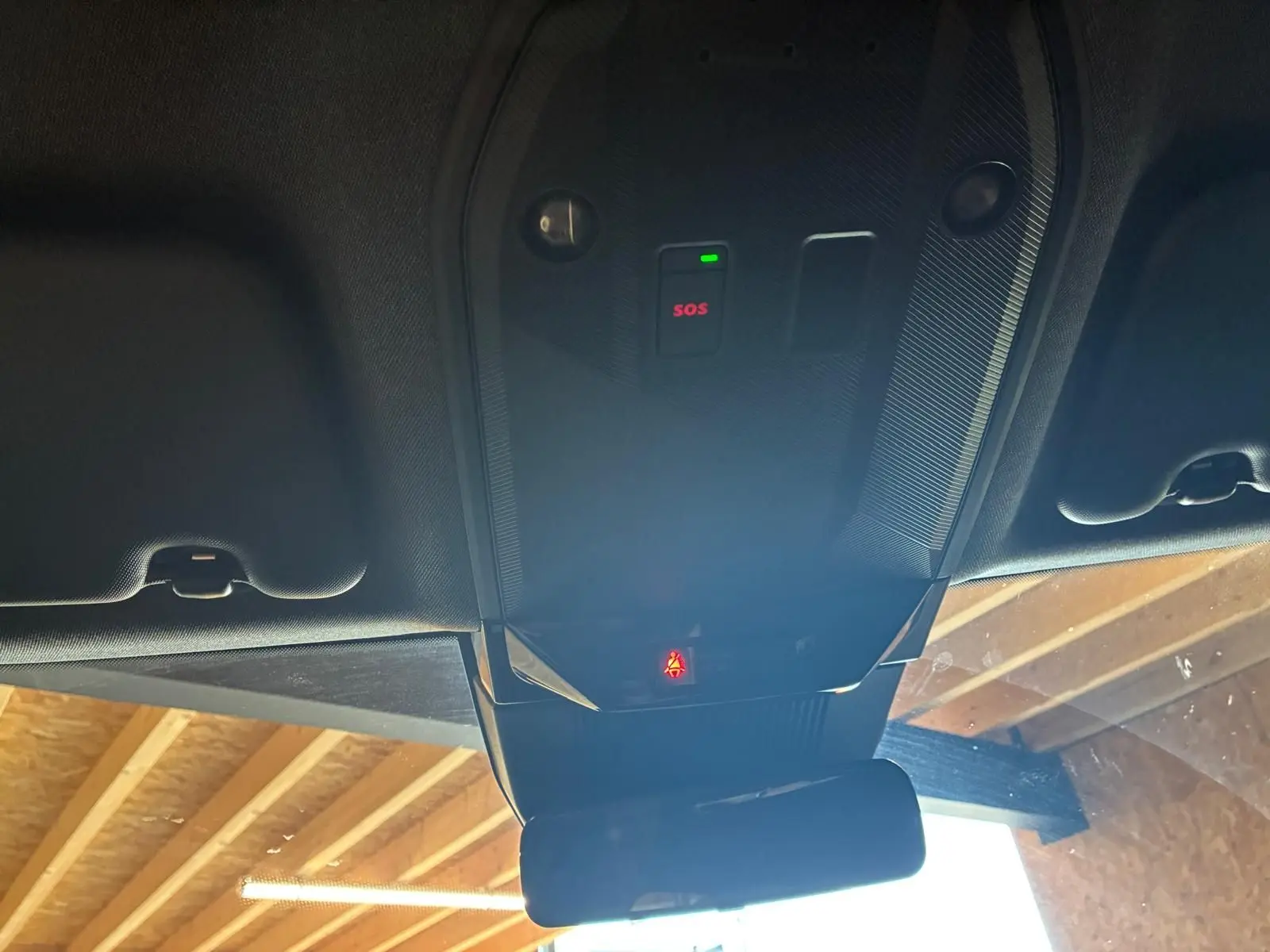Vue intérieure en gros plan du plafonnier avec bouton SOS et éclairage, Renault Austral 2024 bleu essence.