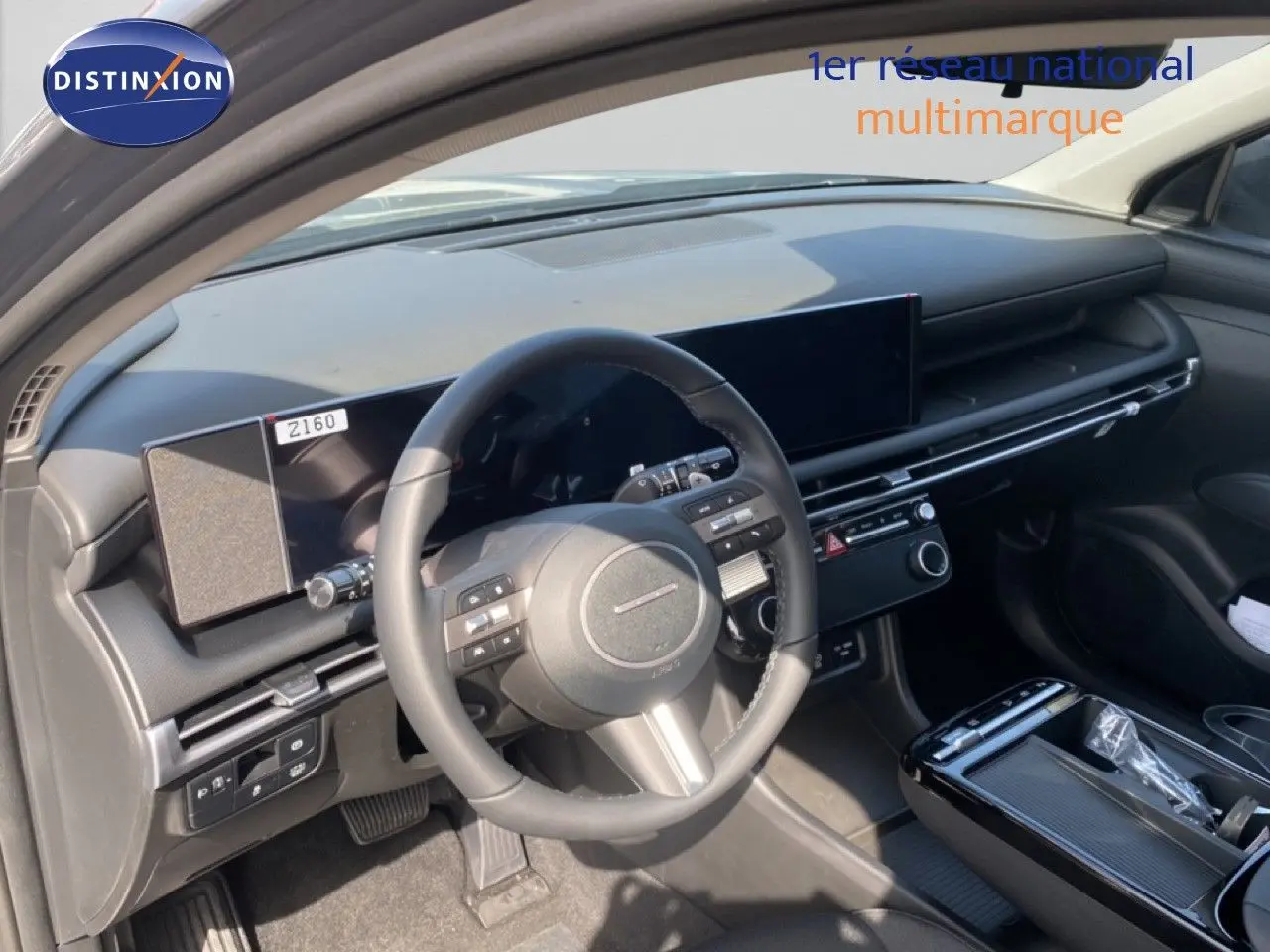 Vue intérieure du tableau de bord et volant du Hyundai Tucson 2026 en finition KLASS avec écran large et design moderne noir.