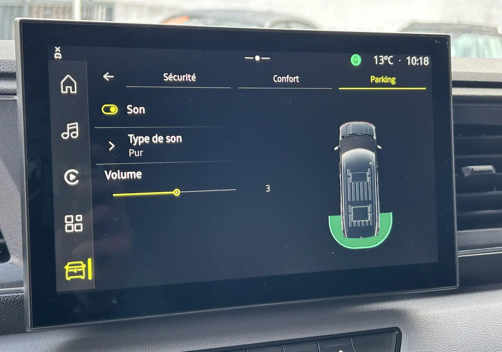 Écran tactile intérieur du Renault Master affichant les réglages son et l'assistance au stationnement en vue de dessus du véhicule.