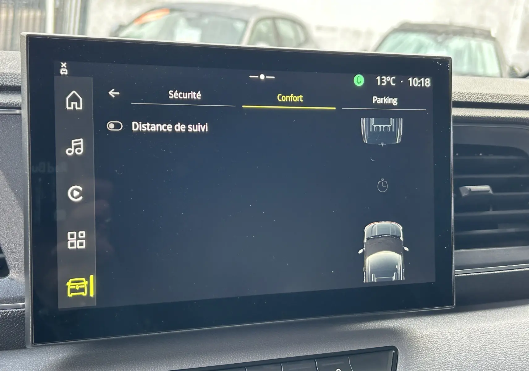 Écran tactile intérieur du Renault Master affichant les réglages de sécurité et confort, avec vue schématique du véhicule en gris.