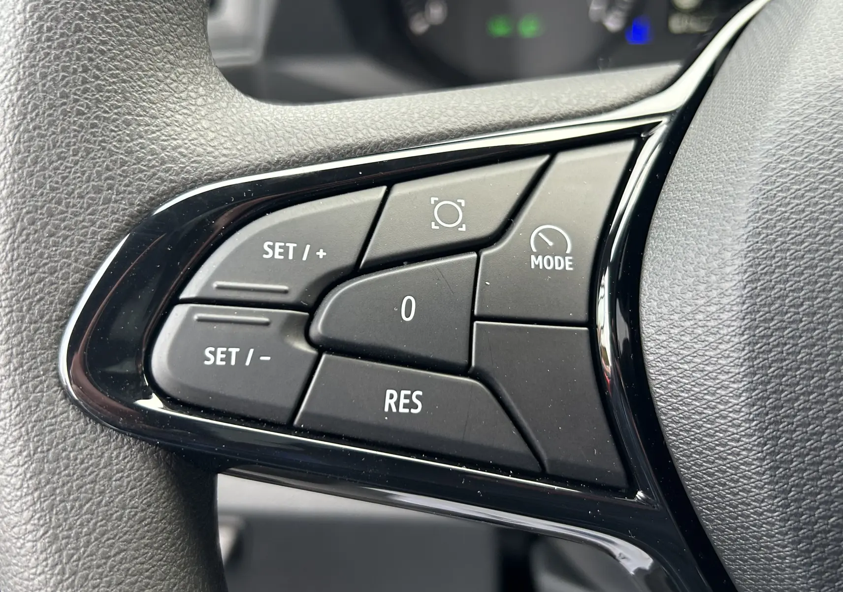 Gros plan sur les commandes noires du volant du Renault Master 2026, boutons de régulateur de vitesse et mode.