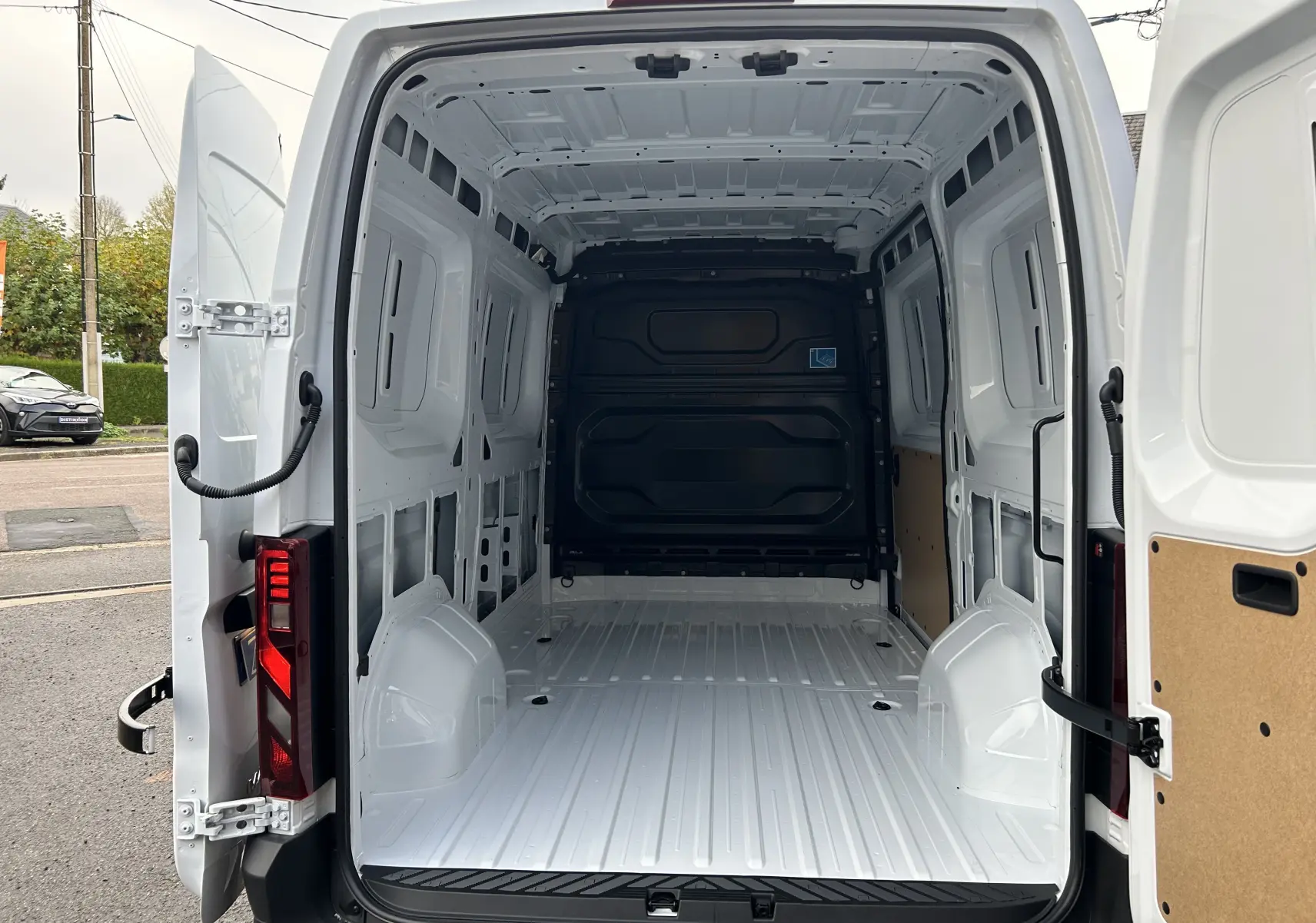Vue arrière ouverte du Renault Master blanc montrant l'intérieur vide et spacieux du fourgon L2H2.