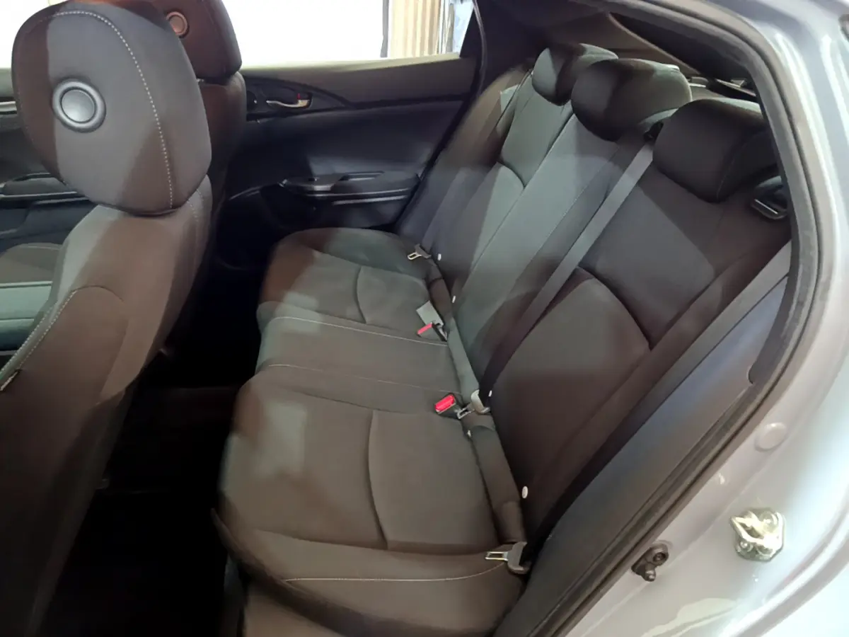 Vue intérieure côté droit sur la banquette arrière noire de la Honda Civic 1.0 i-VTEC Exclusive gris foncé 2020.