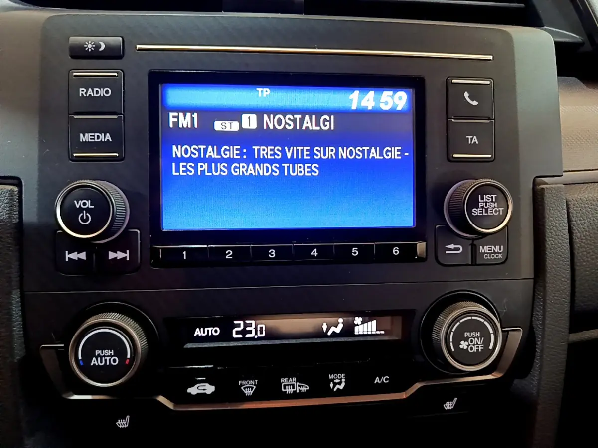 Détail du tableau de bord de la Honda Civic 1.0 i-VTEC Exclusive 2020, avec écran tactile et commandes climatisation.