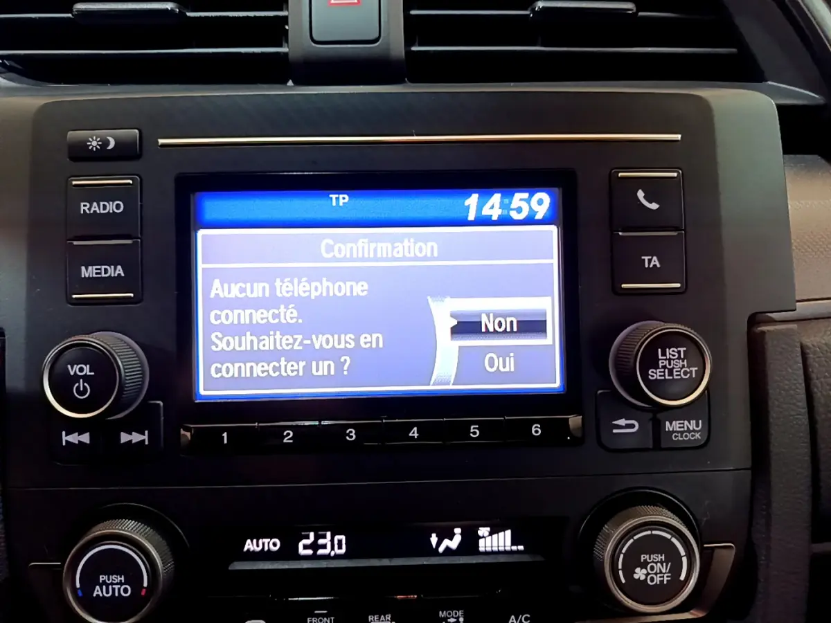 Écran tactile central de la Honda Civic 1.0 i-VTEC Exclusive 2020 affichant un message de connexion téléphone.