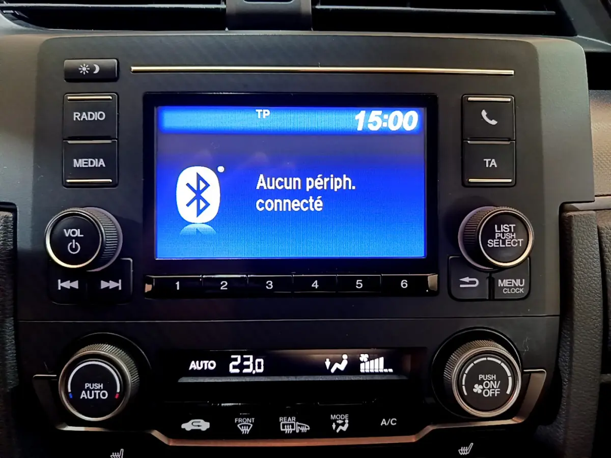 Détail du tableau de bord noir de la Honda Civic 1.0 i-VTEC Exclusive 2020 avec écran tactile Bluetooth allumé.