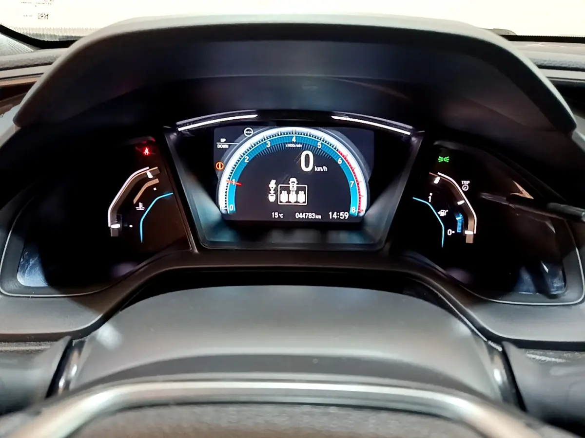 Tableau de bord numérique de la Honda Civic 1.0 i-VTEC Exclusive 2020, affichage vitesse et température.