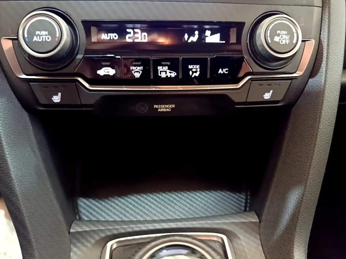 Détail de la console centrale avec commandes climatisation et sièges chauffants de la Honda Civic 1.0 i-VTEC Exclusive 2020.