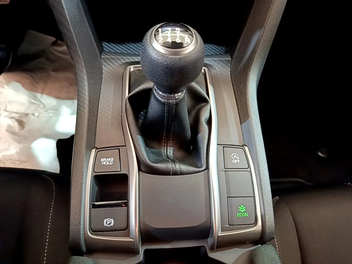 Gros plan sur levier de vitesse manuel et commandes centrales de la Honda Civic 1.0 i-VTEC Exclusive 2020.
