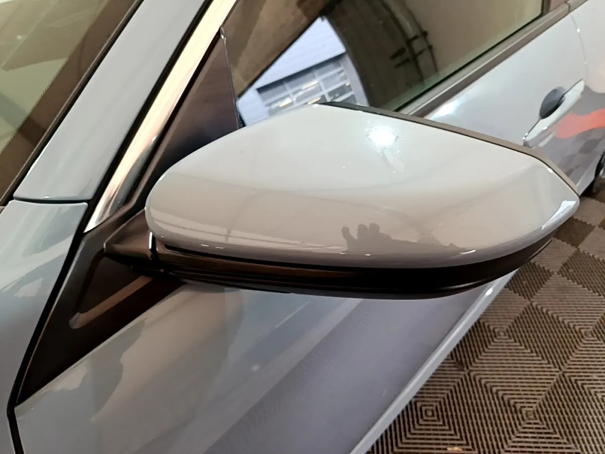 Rétroviseur côté gauche gris clair de la Honda Civic 1.0 i-VTEC Exclusive 2020, vue rapprochée sur porte gris foncé.