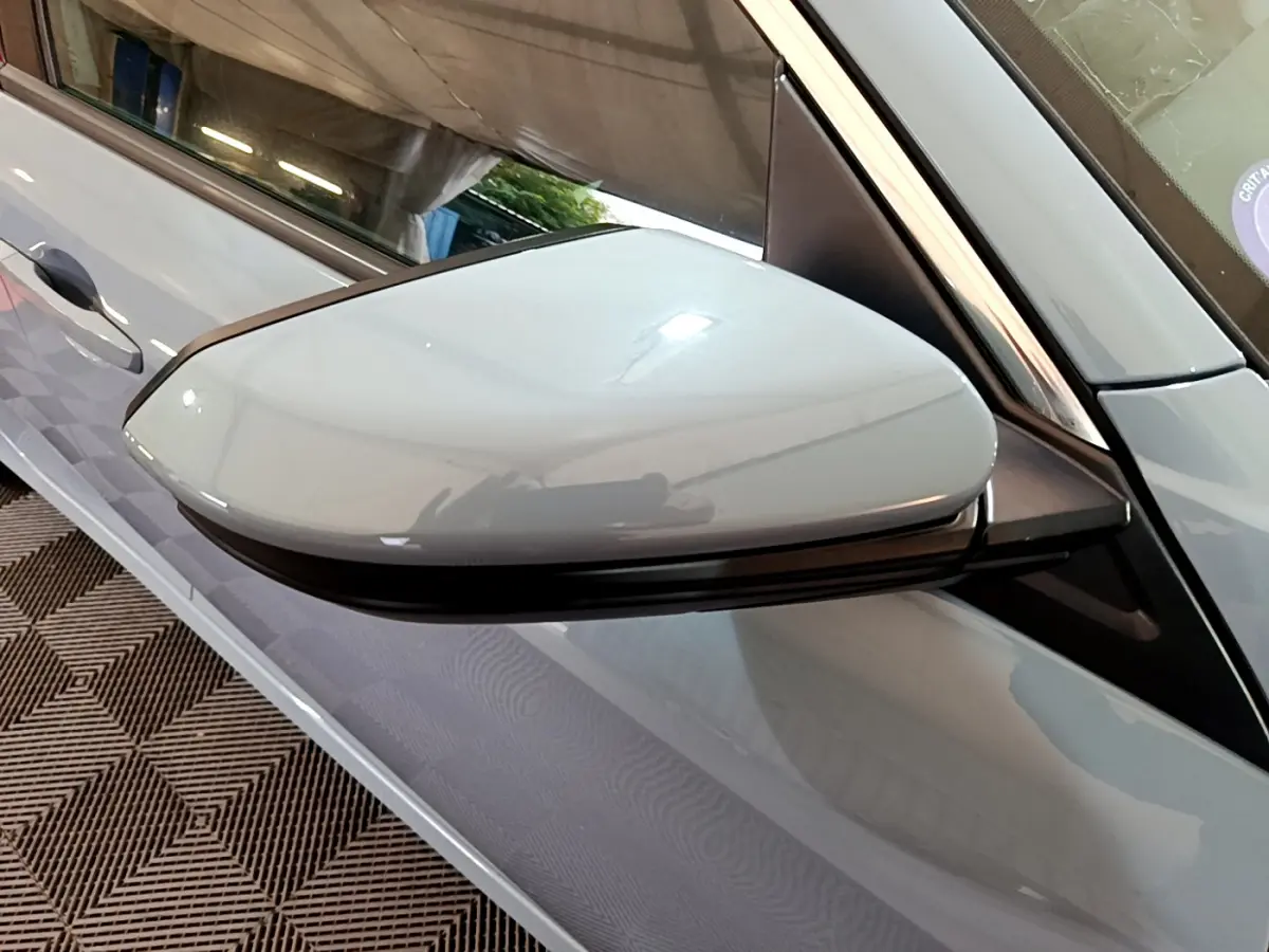 Rétroviseur côté gauche gris clair de la Honda Civic 1.0 i-VTEC Exclusive 2020 avec caméra intégrée.