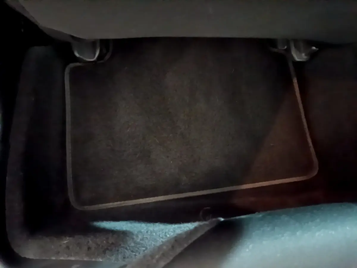 Tapis de sol noir côté conducteur dans une Honda Civic 1.0 i-VTEC Exclusive 2020 gris foncé.