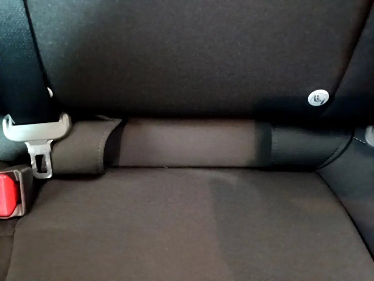 Gros plan sur la banquette arrière noire de la Honda Civic 1.0 i-VTEC Exclusive 2020 avec fixation Isofix visible.