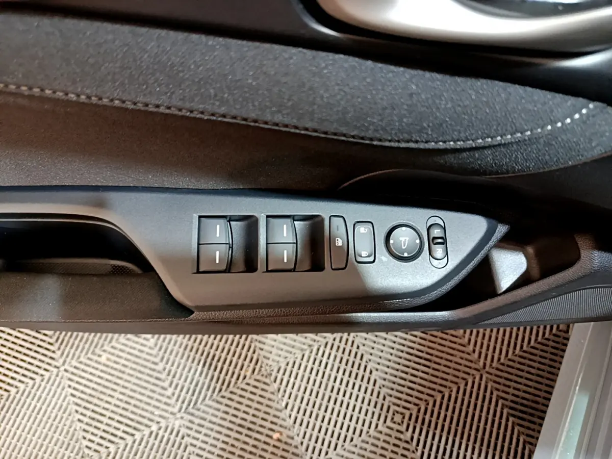 Panneau de commandes des vitres et rétroviseurs côté conducteur d'une Honda Civic gris foncé 2020.