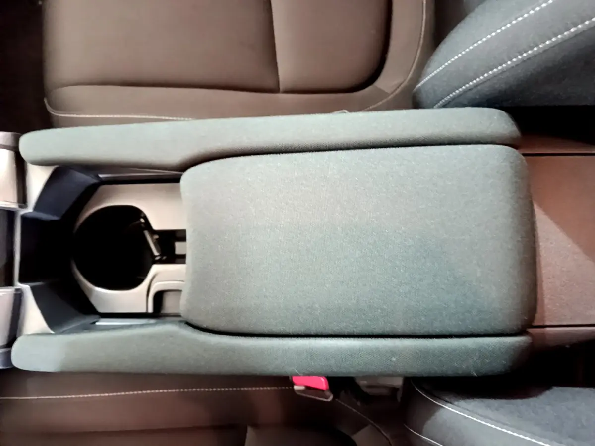 Gros plan sur l'accoudoir central gris foncé et les sièges marron de la Honda Civic 1.0 i-VTEC Exclusive 2020.