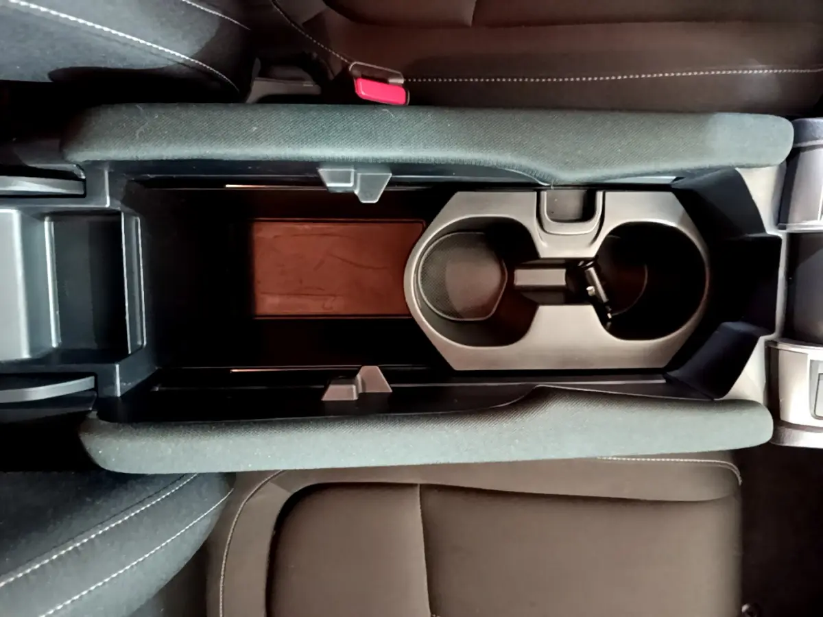 Gros plan sur la console centrale noire avec porte-gobelets et accoudoirs en tissu de la Honda Civic 1.0 i-VTEC Exclusive 2020.