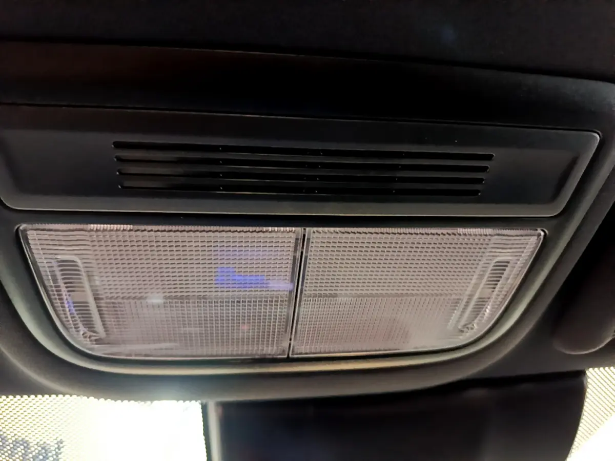 Plafonnier intérieur avec éclairage LED de la Honda Civic 1.0 i-VTEC Exclusive gris foncé, vue en gros plan.