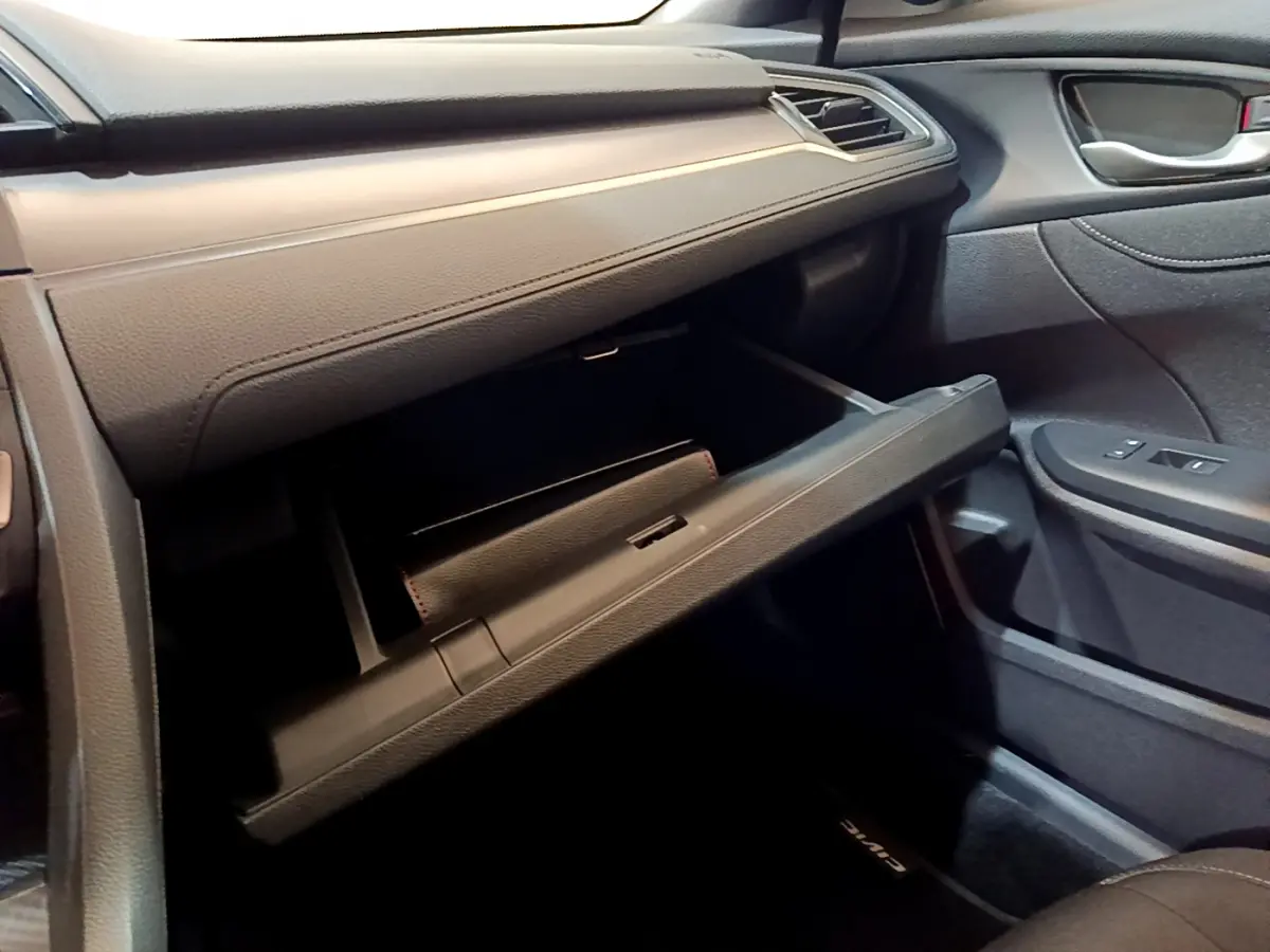Gros plan sur la boîte à gants ouverte côté passager de la Honda Civic 1.0 i-VTEC Exclusive 2020 gris foncé.