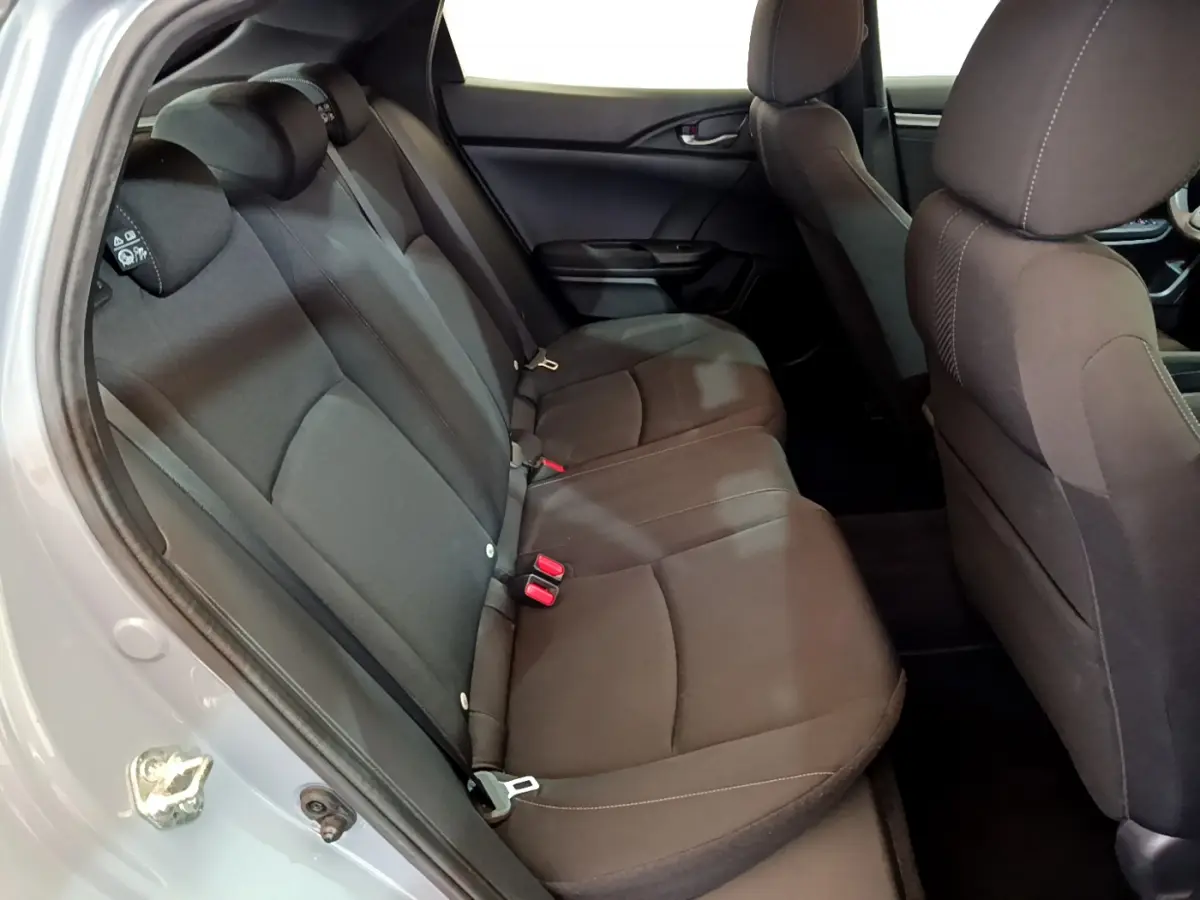 Vue intérieure côté gauche montrant la banquette arrière en tissu noir de la Honda Civic 1.0 i-VTEC Exclusive 2020.