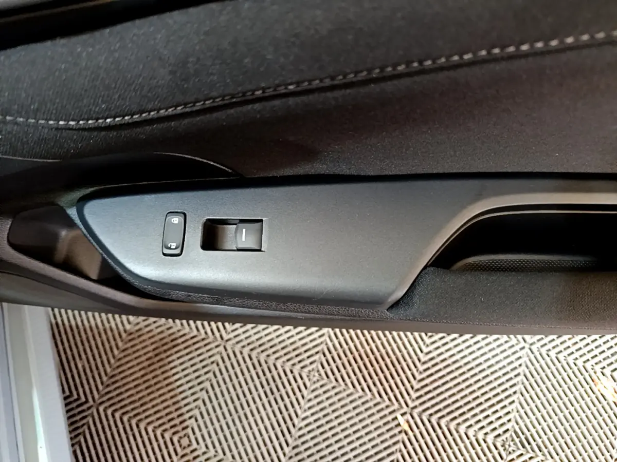 Détail de la commande de verrouillage centralisé sur la porte côté gauche d'une Honda Civic gris foncé 2020.