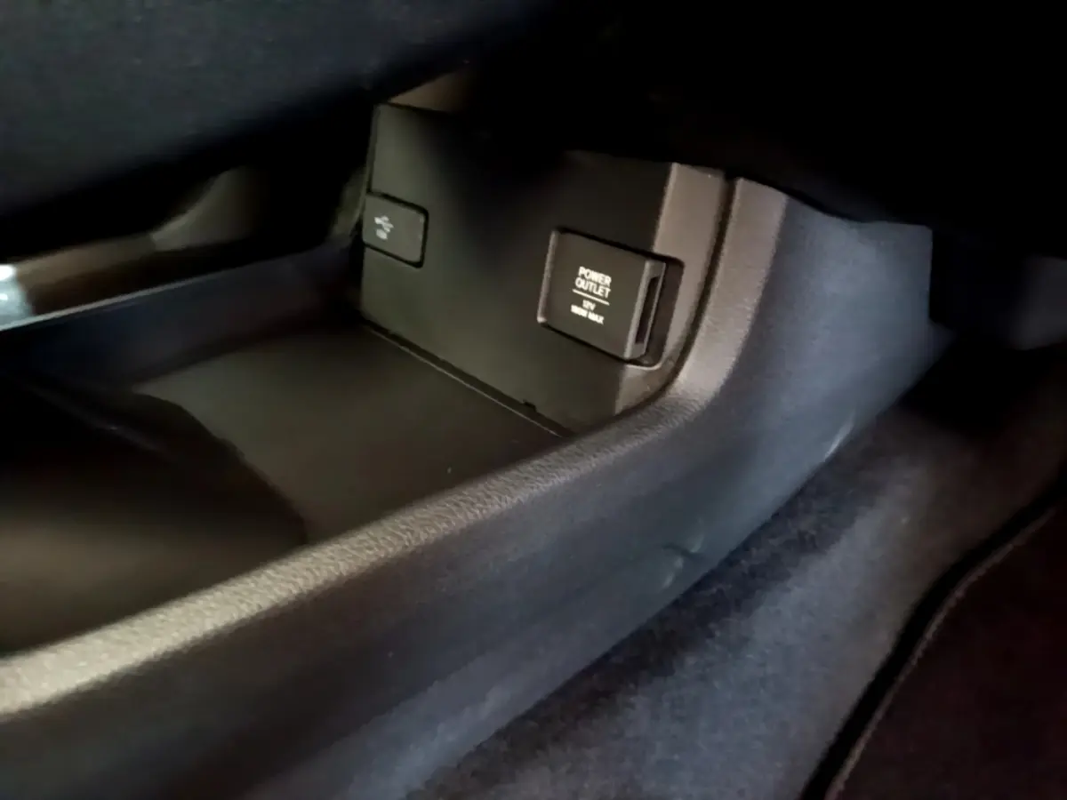 Prise 12V et port USB dans la console centrale noire de la Honda Civic 1.0 i-VTEC Exclusive 2020.