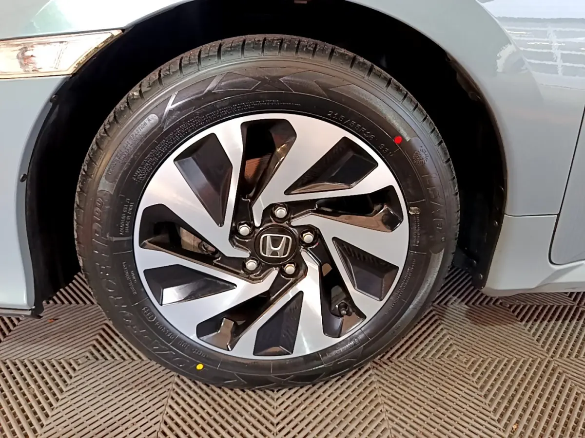 Gros plan sur la roue avant droite gris foncé d'une Honda Civic 1.0 i-VTEC Exclusive avec jante alliage distinctive.