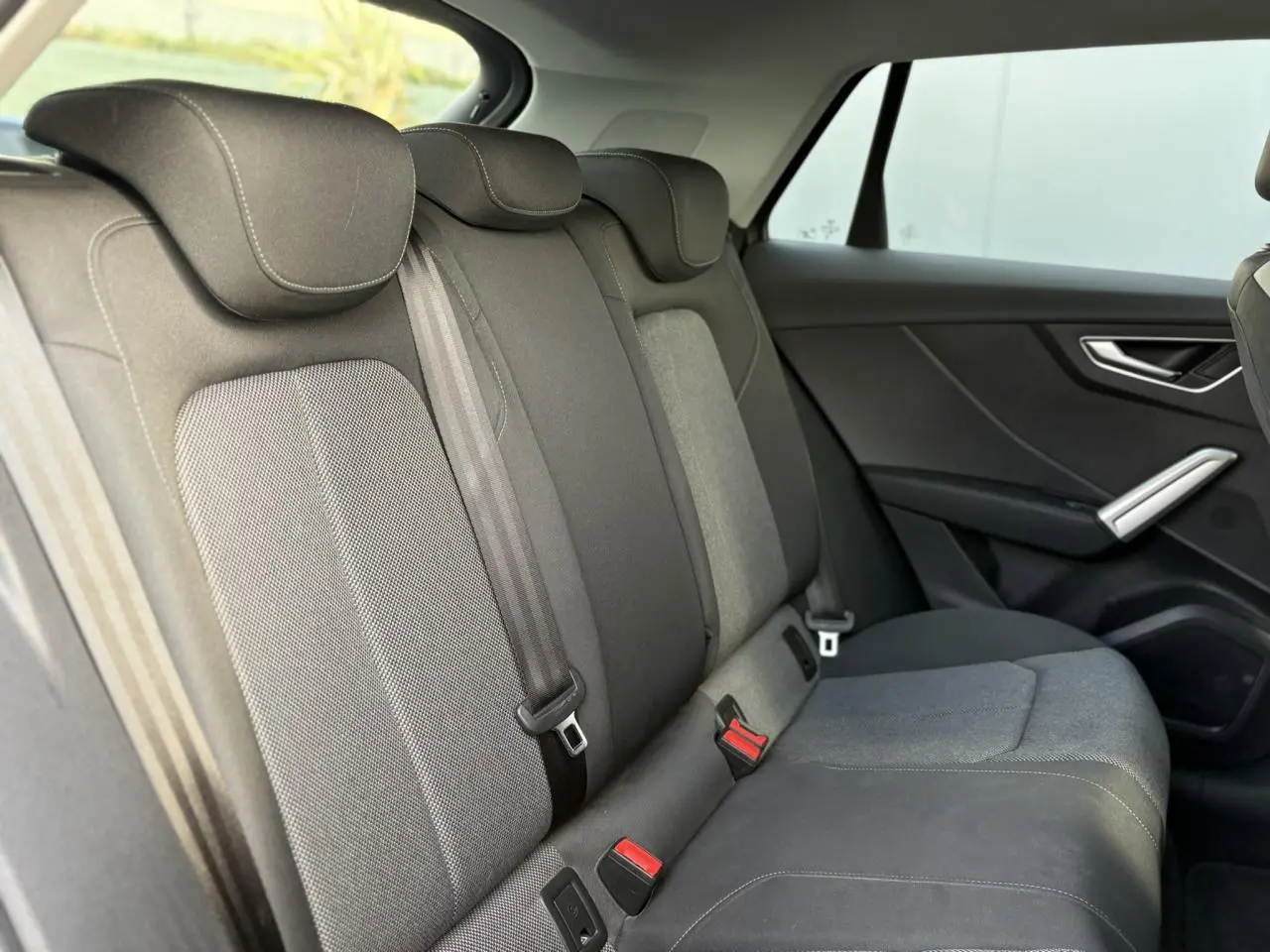 Vue intérieure côté droit des sièges arrière en tissu gris de l'Audi Q2 30 TDI S-Line 2025.