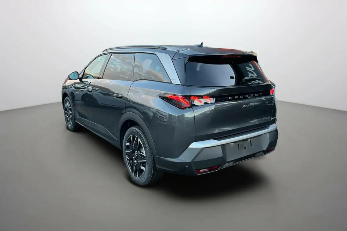 Peugeot 5008 Hybrid 145 gris titane avec toit noir, vue 3/4 arrière droit, jantes alu 19 pouces et feux LED distinctifs.