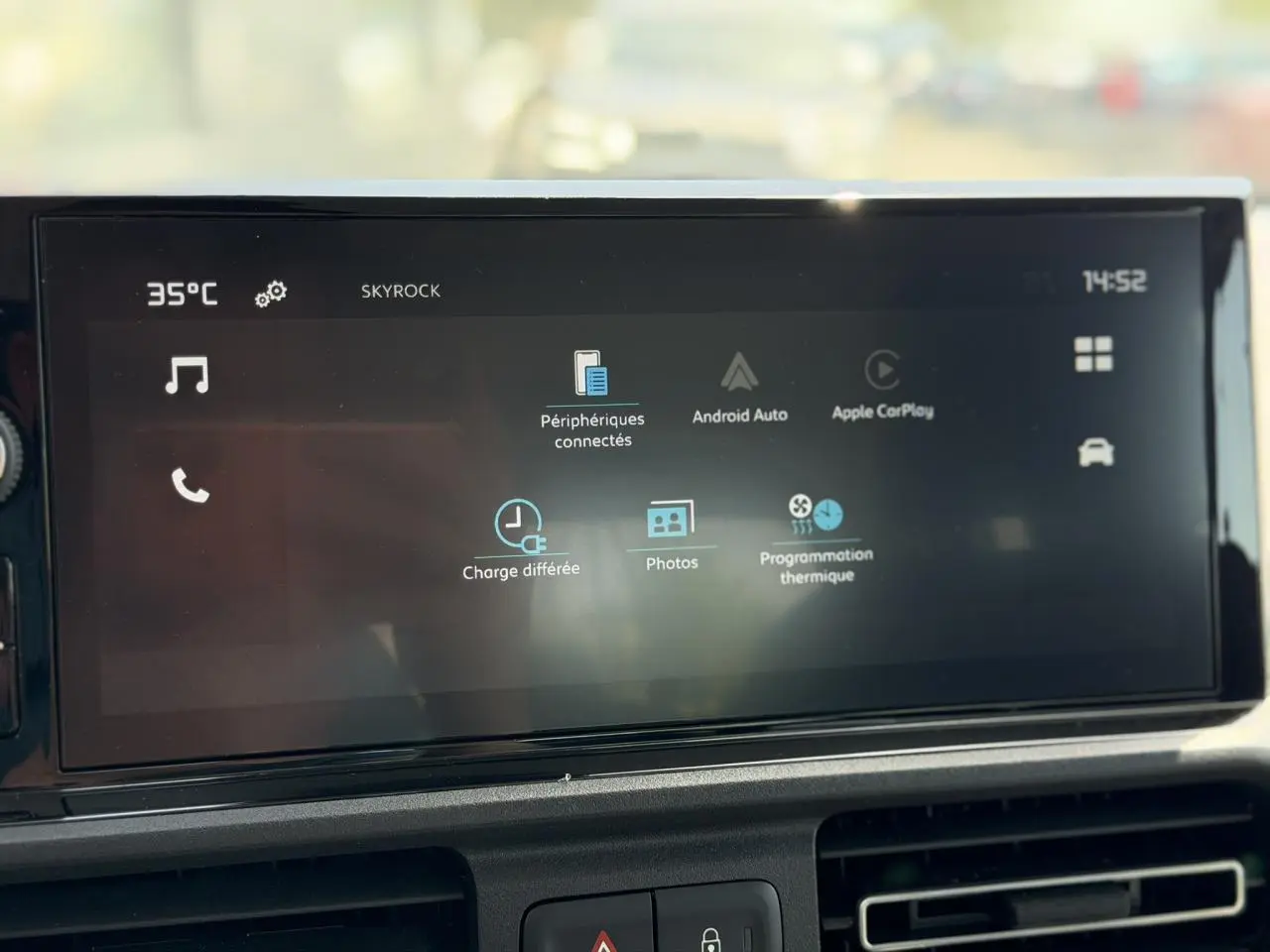 Écran tactile 10 pouces du tableau de bord du Citroën Berlingo ë-136, affichant les options connectées et de charge différée.