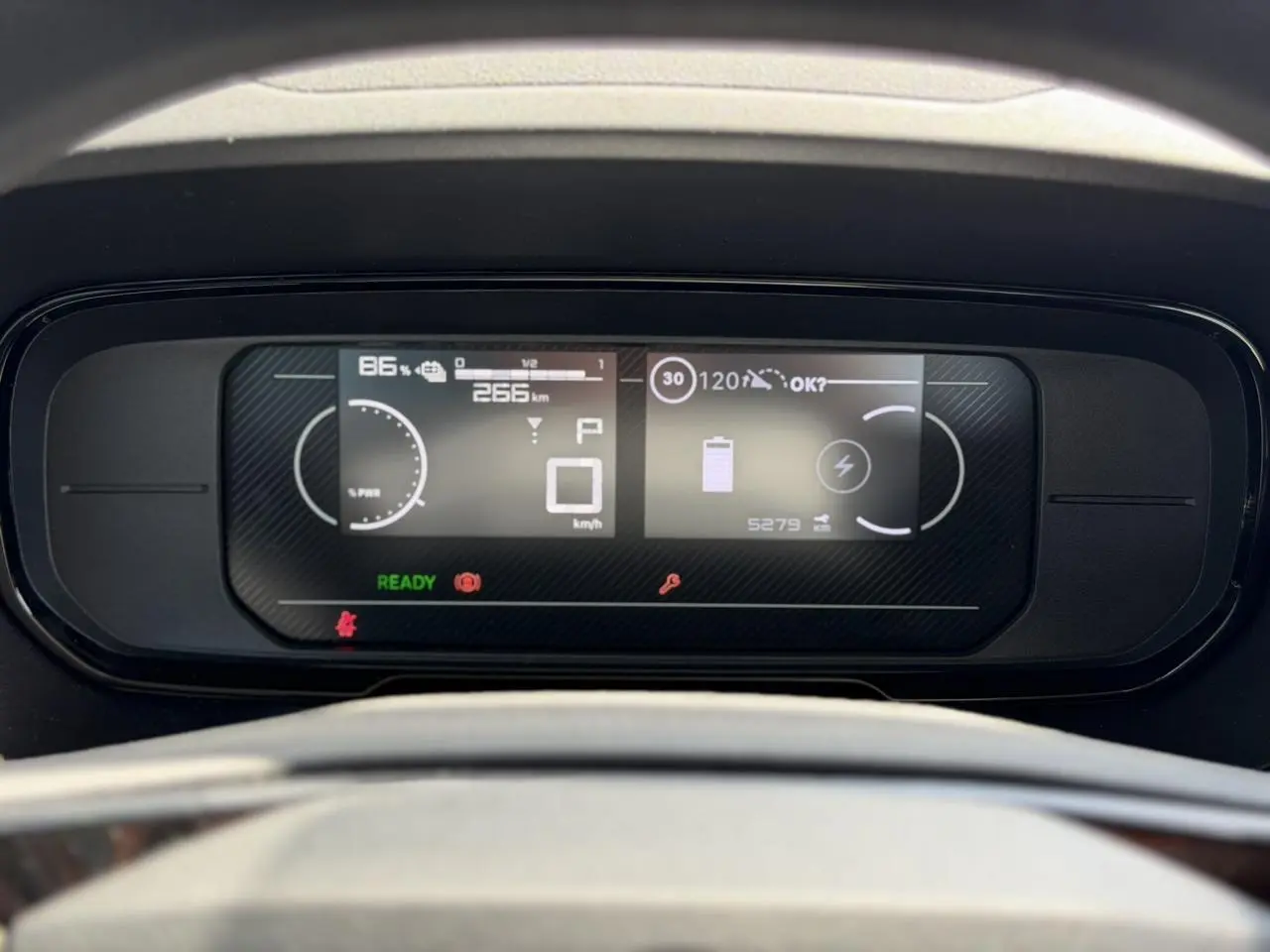 Tableau de bord numérique du Citroën Berlingo ë-136 2025 affichant autonomie, vitesse et état de charge batterie.