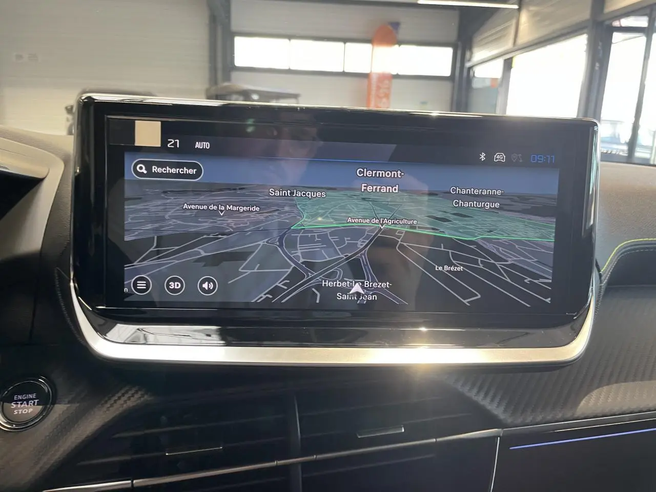 Écran tactile 10 pouces du Peugeot 2008 1.2i Hybrid 2026 affichant la navigation 3D connectée.