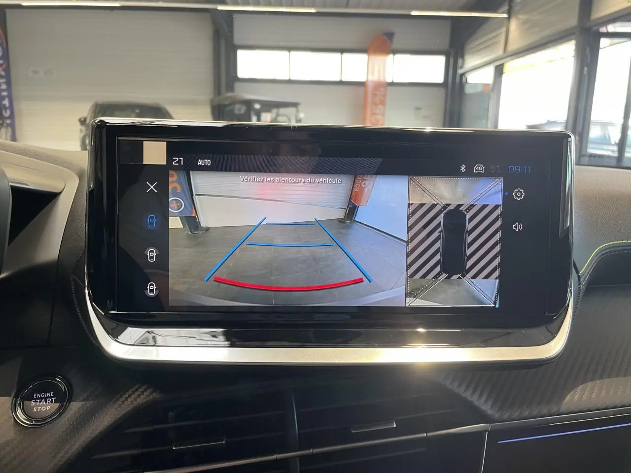Écran tactile intérieur du Peugeot 2008 Hybrid 2026 affichant la caméra de recul et la vue à 360° du véhicule.